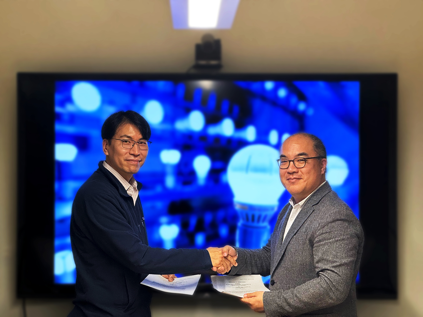 Professor Jae Yong Suk of CLTC and Professor Youngchul Kim of KAIST shaking hands after signing an MOU