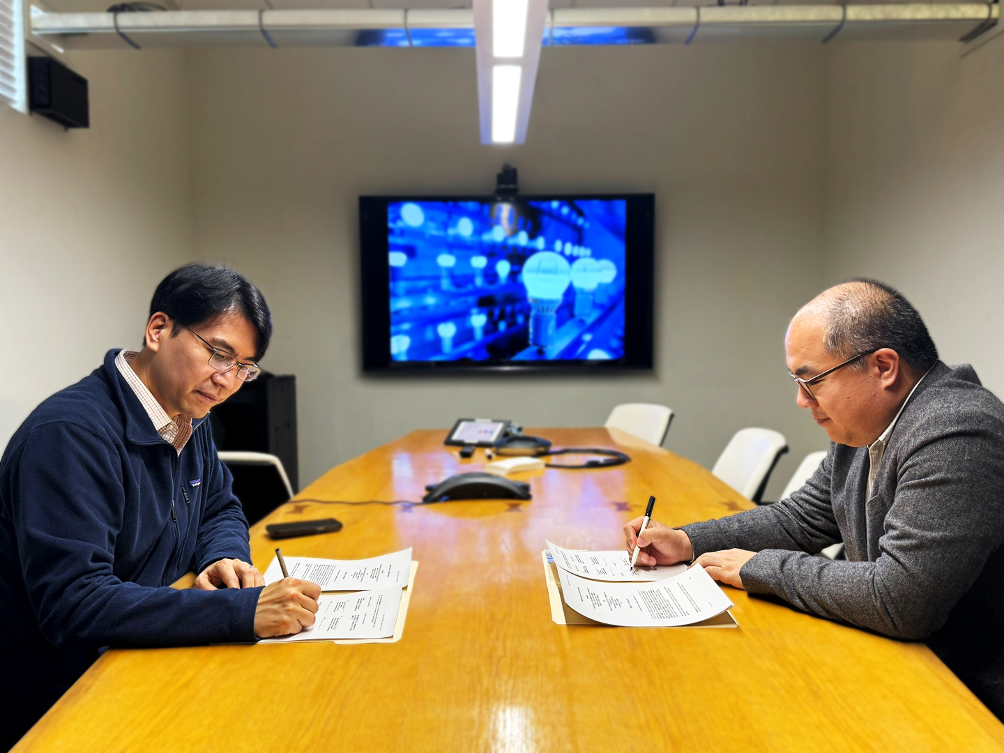 Professor Jae Yong Suk of CLTC and Professor Youngchul Kim of KAIST signing an MOU